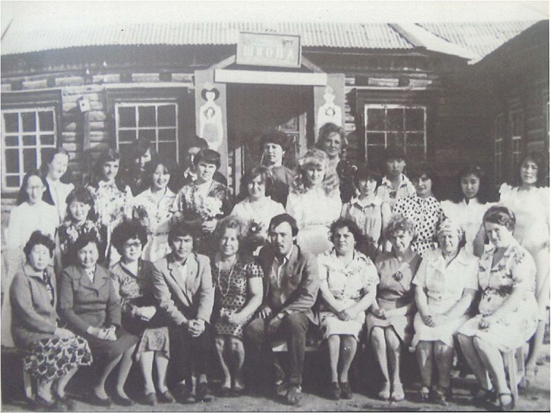 53. 1981 с. Амма оройуонун 8 кылаастаах оскуолатыгар ньиэмэс тылын учууталынан бастакы улэтин хардыылара (бастакы эрээккэ ортоку Емельянов Д.С.)